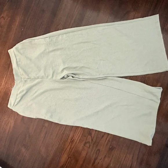 2 peice Wide Leg Set Pretty Garden Sage Green - Picture 4 of 4